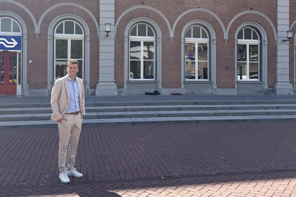 Sander Haak voor het stationsgebouw van Dordrecht